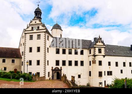 Schloss Lauenstein prägt majestätisch über dem Müglitztal Sachsen. Es ist Teil des UNESCO-Weltkulturerbes Stockfoto