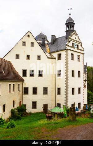 Schloss Lauenstein prägt majestätisch über dem Müglitztal Sachsen. Es ist Teil des UNESCO-Weltkulturerbes Stockfoto