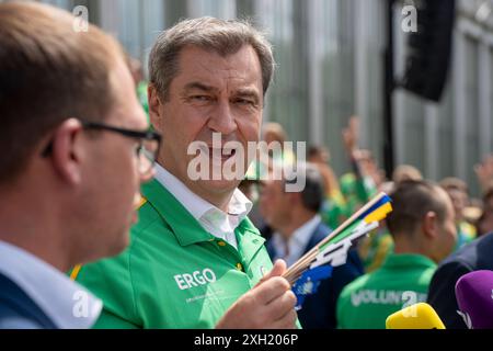 München, Bayern, Deutschland: 11. Juli 2024: Porträt von Dr. Markus Söder, Ministerpräsident von Bayern, im grünen Fußballtrikot der Freiwilligen, schwitzt und winkt einem UEFA-Fan. Bei der Preisverleihung für die Freiwilligen der UEFA Euro 2024 Europameisterschaft in Deutschland in München im Unteren Hofgarten. *** Porträt Dr. Markus Söder, Ministerpräsident von Bayern, im grünen Fußball-Trikot der Freiwilligen, schwitzt und wedelt mit UEFA Fächer. Bei der Ehrung der Ehrenamtlichen Helfer der UEFA Euro 2024 Europameisterschaft in Deutschland in München im unteren Hofgarten. Stockfoto