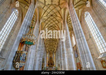 Mittelschiff in der Georgskirche in Dinkelsbühl. Deutschland. Die Altstadt stammt aus dem 14. Jahrhundert und ist heute ein denkmalgeschütztes Baudenkmal. Stockfoto