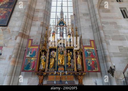Kreuzaltar in der St. Georgskirche in Dinkelsbühl. Deutschland. Die Altstadt stammt aus dem 14. Jahrhundert und ist heute ein geschütztes Archit Stockfoto