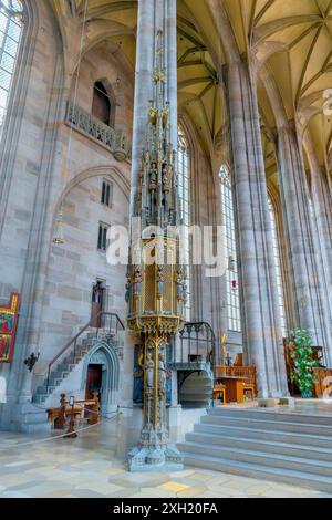 Ein Turm in der Kirche St. Georg in Dinkelsbühl. Deutschland. Die Altstadt stammt aus dem 14. Jahrhundert und ist heute ein denkmalgeschütztes baudenkmal Stockfoto