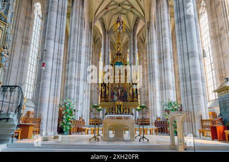 Hochaltar der St. Georgskirche in Dinkelsbühl. Deutschland. Die Altstadt stammt aus dem 14. Jahrhundert und ist heute ein denkmalgeschütztes Baudenkmal. Stockfoto