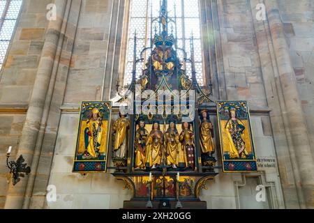 Seitenaltar in der Georgskirche in Dinkelsbühl. Deutschland. Die Altstadt stammt aus dem 14. Jahrhundert und ist heute ein denkmalgeschütztes Baudenkmal. Stockfoto