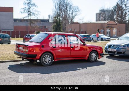 HAVIROV, TSCHECHISCHE REPUBLIK - 10. MÄRZ 2022: Getuntes tschechisches Skoda 120L Auto aus 1980er Jahren auf der Straße geparkt Stockfoto