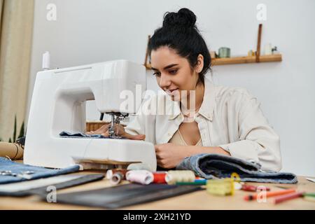 Die junge Frau bringt Kleidung an der Nähmaschine hoch. Stockfoto