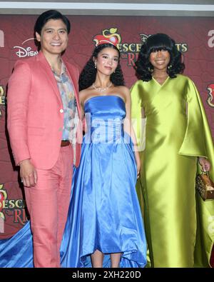 Juli 10, 2024, Burbank, CA, USA: LOS ANGELES - JUL 10: Paolo MontalbaÌn, Malia Baker, Brandy at the Descendants: The Rise of Red World Premiere in den Walt Disney Studios am 10. Juli 2024 in Burbank, CA (Credit Image: © Kay Blake/ZUMA Press Wire) NUR REDAKTIONELLE VERWENDUNG! Nicht für kommerzielle ZWECKE! Stockfoto