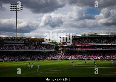 London, England. Juli 2024. Jason Holder of West indies feiert den Sieg über Gus Atkinson während des Rothesay Men's First Test Match Day 2 zwischen England und West Indies auf Lord’s Cricket Ground. Quelle: Ben Whitley/Alamy Live News Stockfoto