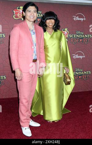 Paolo Montalba n, Brandy at Arrivals for DESENDANTS: THE RISE OF RED Premiere, The Walt Disney Studios Lot, Los Angeles, CA, 10. Juli 2024. Foto: Priscilla Grant/Everett Collection Stockfoto