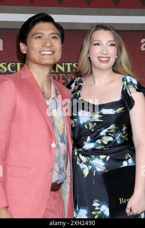 Paolo Montalban, Ehefrau at Arrivals for DESENDANTS: THE RISE OF RED Premiere, The Walt Disney Studios Lot, Los Angeles, CA, 10. Juli 2024. Foto: Priscilla Grant/Everett Collection Stockfoto