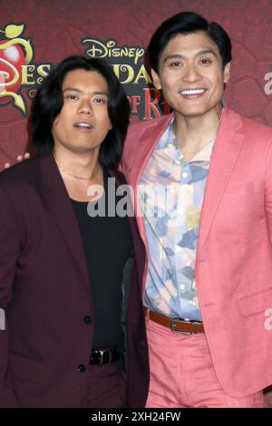 Tristan Padil, Paolo Montalban bei Arrivals for DESENDANTS: THE RISE OF RED Premiere, The Walt Disney Studios Lot, Los Angeles, CA, 10. Juli 2024. Foto: Priscilla Grant/Everett Collection Stockfoto