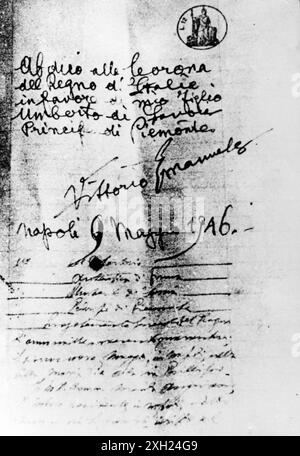 Maggio 1946 Napoli Archivio Storico Olycom/LaPresse Vittorio Emanuele III di Savoia (Vittorio Emanuele Ferdinando Maria Gennaro di Savoia; Neapel, 11. Novembre 1869 - Alessandria d'Egitto, 28 dicembre 1947) è stato Re d'Italia (dal 1900 al 1946), Imperatore d'Etiopia (dal 1936 al 1943), Primo Maresciallo dell'Impero (dal 4 aprile 1938) e Re d'Albanien (dal 1939 al 1943). Abdicò il 9 maggio 1946 e gli succedette il figlio Umberto II. Nella Foto: Vittorio Emanuele III abbica in favore di Umberto II auf dem Foto: Vittorio Emanuele III. Spricht sich für Umberto II aus Guthaben: LaPresse/Alamy Live News Stockfoto