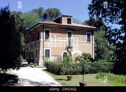 01.01.2000 Roma Archivio Storico Olycom/LaPresse Marie José del Belgio (Ostenda, 4 agosto 1906 - Thônex, 27 gennaio 2001) è stata l'ultima regina consorte d'Italia nel 1946, come moglie di Umberto II, prima della proclamazione della Repubblica 31. SI tratta della sovrana consorte con il più breve regno nella storia dell'Italia unita. IL suo nome italianizzato era Maria Giuseppina di Savoia benché lei stessa non l'abbia mai voluto adottare neppure su documenti ufficiali quali, per esempio, l'atto di matrimonio. Nella Foto: Villa della Discordia all'interno del parco Comunale Romano antica propièta Stockfoto