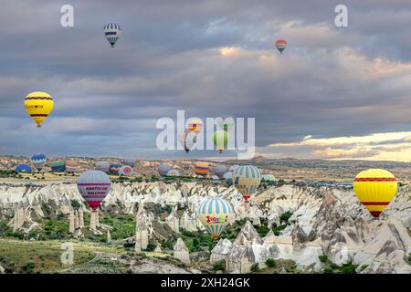 GOREME/TÜRKEI - 26. Juni 2022: Bunte Heißluftballons fliegen über kappadokien Stockfoto