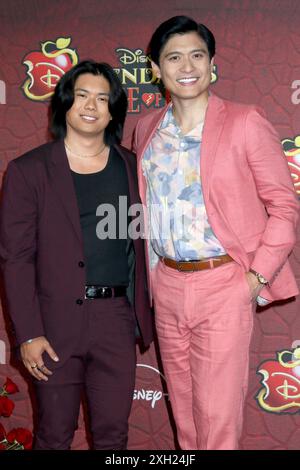 Tristan Padil, Paolo Montalban bei Arrivals for DESENDANTS: THE RISE OF RED Premiere, The Walt Disney Studios Lot, Los Angeles, CA, 10. Juli 2024. Foto: Priscilla Grant/Everett Collection Stockfoto