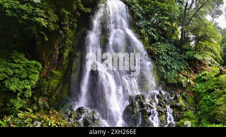 Der berühmte Wasserfall im Naturpark Ribeira dos Caldeirões, Achada, Region Nordeste, Insel São Miguel, Azoren Stockfoto