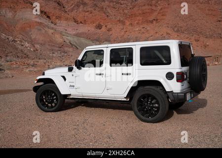 Page, Arizona - 7. März 2024: Jeep Sahara Wrangler Geländewagen parkt auf einer unbefestigten Straße Stockfoto