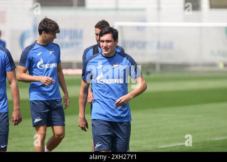 Sankt Petersburg, Russland. Juli 2024. Vjatscheslaw Karavaev (15), vom Fußballverein Zenit, der während eines offenen Trainings in der Trainingsbasis Zenit FC in Sankt Petersburg vor dem Fußballspiel Zenit Sankt Petersburg – Krasnodar, Olimpbet Russian Football Super Cup 2024, das in Wolgograd ausgetragen wird, zu sehen war. Quelle: SOPA Images Limited/Alamy Live News Stockfoto