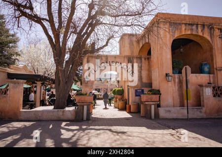 Sedona, Arizona - 10. März 2024: Shopper schlendern durch die Galerien und Geschäfte von Tlaquepaque Stockfoto