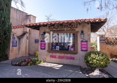 Sedona, Arizona - 10. März 2024: Pink Pink Jeep Tours Stand und Informationen in Tlaquepaque in Sedona Arizona Stockfoto