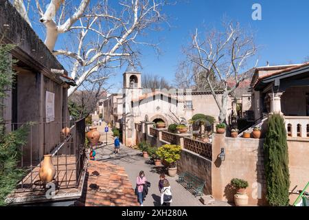 Sedona, Arizona - 10. März 2024: Shopper schlendern durch die Galerien und Geschäfte von Tlaquepaque Stockfoto