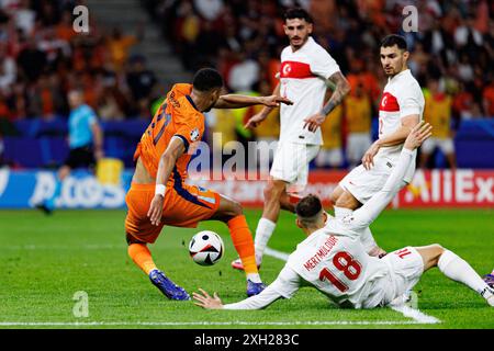 Cody Gakpo und Mert Muldur im Viertelfinale der UEFA Euro 2024 zwischen den Nationalmannschaften der Niederlande und der Türkei im Olympiastadion, Stockfoto