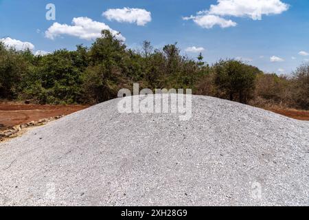 Elfenbeinzähne verbrannten zu Asche, beschlagnahmt von Wilderern aus Kenia Park Ranger und verbrannt als Zeichen gegen Wilderei und Schwarzmarkthandel. Nai Stockfoto