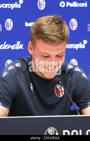 Bologna, Italien. Juli 2024. Bologna, Casteldebole, sede del bologna FC, Presentazione alla stampa del nuovo giocatore Emil Holm11 Luglio 2024 ( Foto Guido Calamosca/LaPresse ) Bologna, Bologna, Casteldebole, Heimstadion des FC Bologna, Präsentation des neuen Spielers Emil Holm an die Presse Region Feed News - Bologna, Italien - 11. JUL 2024 ( Foto Guido Calamosca/LaPresse ) Credit: LaPresse/Alamy Live News Stockfoto