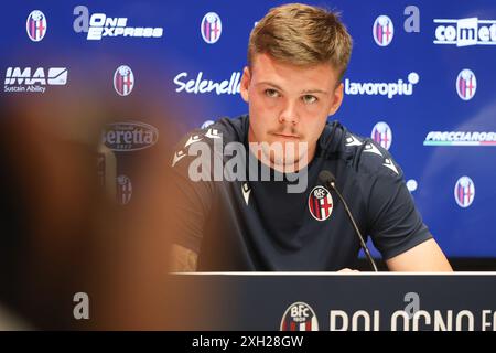 Bologna, Italien. Juli 2024. Bologna, Casteldebole, sede del bologna FC, Presentazione alla stampa del nuovo giocatore Emil Holm11 Luglio 2024 ( Foto Guido Calamosca/LaPresse ) Bologna, Bologna, Casteldebole, Heimstadion des FC Bologna, Präsentation des neuen Spielers Emil Holm an die Presse Region Feed News - Bologna, Italien - 11. JUL 2024 ( Foto Guido Calamosca/LaPresse ) Credit: LaPresse/Alamy Live News Stockfoto