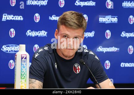 Bologna, Italien. Juli 2024. Bologna, Casteldebole, sede del bologna FC, Presentazione alla stampa del nuovo giocatore Emil Holm11 Luglio 2024 ( Foto Guido Calamosca/LaPresse ) Bologna, Bologna, Casteldebole, Heimstadion des FC Bologna, Präsentation des neuen Spielers Emil Holm an die Presse Region Feed News - Bologna, Italien - 11. JUL 2024 ( Foto Guido Calamosca/LaPresse ) Credit: LaPresse/Alamy Live News Stockfoto