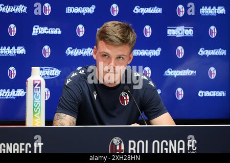 Bologna, Italien. Juli 2024. Bologna, Casteldebole, sede del bologna FC, Presentazione alla stampa del nuovo giocatore Emil Holm11 Luglio 2024 ( Foto Guido Calamosca/LaPresse ) Bologna, Bologna, Casteldebole, Heimstadion des FC Bologna, Präsentation des neuen Spielers Emil Holm an die Presse Region Feed News - Bologna, Italien - 11. JUL 2024 ( Foto Guido Calamosca/LaPresse ) Credit: LaPresse/Alamy Live News Stockfoto