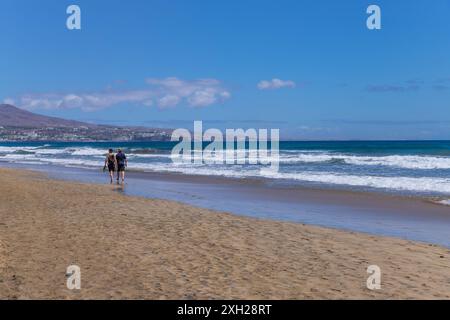 Gran Canaria, Spanien - 20. März 2024: Besucher besuchen den Strand Playa Ingles in Maspalomas, Gran Canaria. Spanien Stockfoto