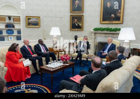 Washington, Usa. Juli 2024. U. Präsident Joe Biden, rechts, während eines bilateralen Treffens mit dem britischen Premierminister Keir Starmer, Mitte, am Rande des 75. Jahrestages des NATO-Gipfels im Oval Office des Weißen Hauses, 10. Juli 2024 in Washington, DC Credit: Adam Schultz/White House Photo/Alamy Live News Stockfoto