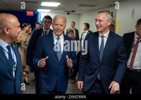 Washington, Usa. Juli 2024. U. US-Präsident Joe Biden, Mitte, plaudert mit NATO-Generalsekretär Jens Stoltenberg, rechts, und NATO-Stellvertretender Generalsekretär Mircea Geoana, links, auf dem Weg zur Nordatlantikratssitzung des NATO-Gipfels zum 75-jährigen Bestehen im Walter E. Washington Convention Center, 10. Juli 2024 in Washington, DC Credit: Adam Schultz/White House Photo/Alamy Live News Stockfoto