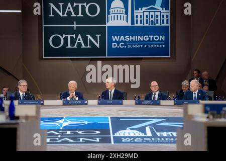 Washington, Usa. Juli 2024. U. US-Präsident Joe Biden, 2. Links, kommentiert während der Tagung des Nordatlantikrates während des 75-jährigen NATO-Gipfels im Walter E. Washington Convention Center, 10. Juli 2024 in Washington, DC Credit: Cameron Smith/White House Photo/Alamy Live News Stockfoto