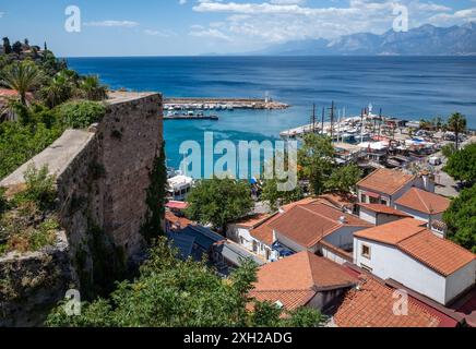 Ein malerischer Blick auf den Hafen der Altstadt von Antalya mit Gebäuden mit roten Dächern und das Mittelmeer an einem sonnigen Tag in der Türkei Stockfoto