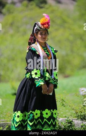 Porträt eines Mädchens aus dem Kalash-Stamm in Traditional-Kostüm aus dem Dorf Rumbur, kalash Valley chitral, pakistan. Stockfoto