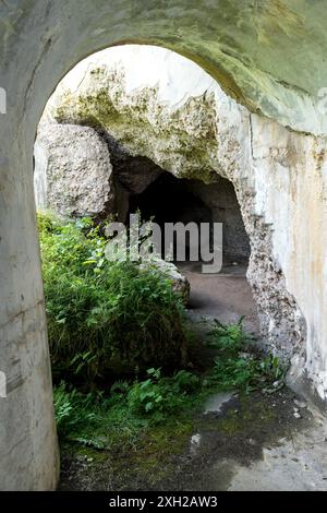 Detail eines zerstörten Fragments einer dicken Mauer aus einer alten Militärfestung Stockfoto
