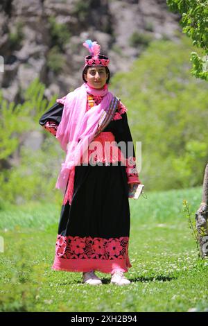 Porträt eines Mädchens aus dem Kalash-Stamm in Traditional-Kostüm aus dem Dorf Rumbur, kalash Valley chitral, pakistan. Stockfoto