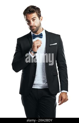 Hübsch, Bugtie und Porträt eines Mannes im Studio mit elegantem, luxuriösem und elegantem Smoking für die Hochzeit. Stil, Mode und selbstbewusster Mensch aus Kanada Stockfoto