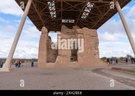 Coolidge, Arizona - 23. Dezember 2023: Casa Grande Ruins National Monument ist eine historische Ruine, die von Hohokam im 13. Jahrhundert in der Nähe von Coolid erbaut wurde Stockfoto