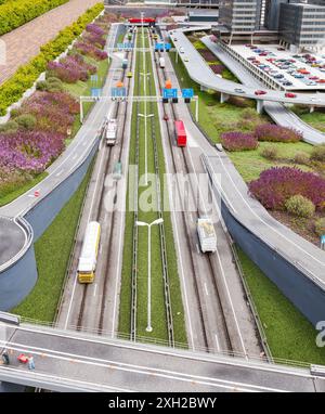 Miniaturpark madurodam mit den Autos und Verkehr in den niederlanden Touristenattraktion Stockfoto