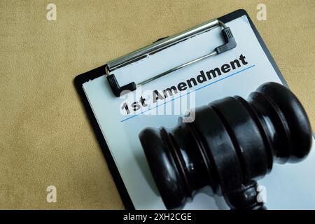 Das Konzept des 1. Zusatzartikels schreibt auf Papierkram isoliert auf hölzernem Hintergrund. Stockfoto