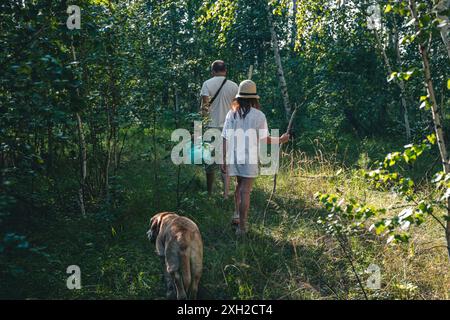 Pilzpflücker Dad mit seiner Tochter, die im Wald nach Pilzen suchen Stockfoto