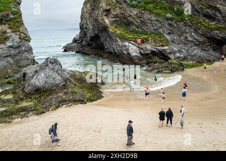 Urlauber, die sich am Meer und am Strand am Towan Beach in Newquay in Cornwall in Großbritannien entspannen und Spaß haben. Stockfoto