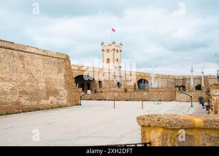 Puertas de Tierra Bastion am Plaza de La Constitucion Square, Cadiz, Andalusien, Spanien Stockfoto