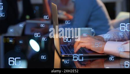 Bild mehrerer 6g-Texte über beschnittenen Händen eines kaukasiers, der im Büro am Laptop arbeitet. Digital Composite, Mehrfachbelichtung, Unternehmen, Telearbeit Stockfoto