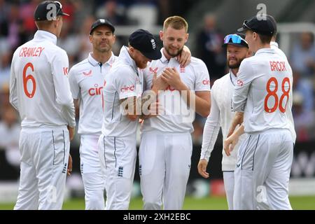 London, England. Juli 2024. Gus Atkinson feiert die Teilnahme am zweiten Tag des Rothesay First Men’s Test zwischen England und West Indies auf dem Lord’s Cricket Ground. Kyle Andrews/Alamy Live News. Stockfoto