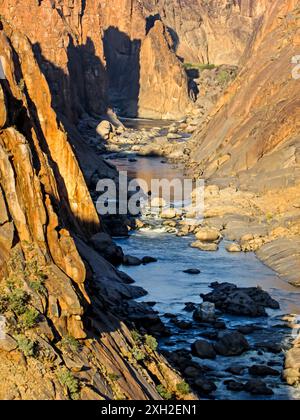 Die steile orangene Schlucht im Augrabies-Nationalpark von Südafrika, am Öko-Aussichtspunkt. Stockfoto