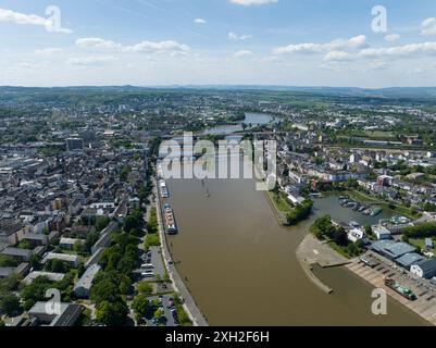 Drohnenansicht des deutschen Eck, Denkmal in Koblenz, Deutschland bei Sonnenuntergang. Stockfoto